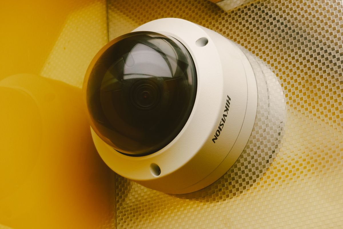 Cámara domo de videovigilancia de alta definición instalada en techo