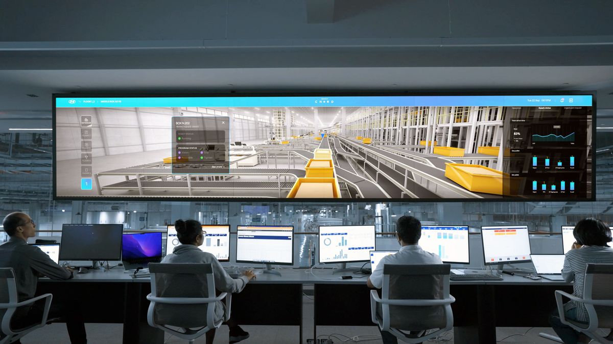 Sala de control moderna con operadores frente a pantallas de monitoreo