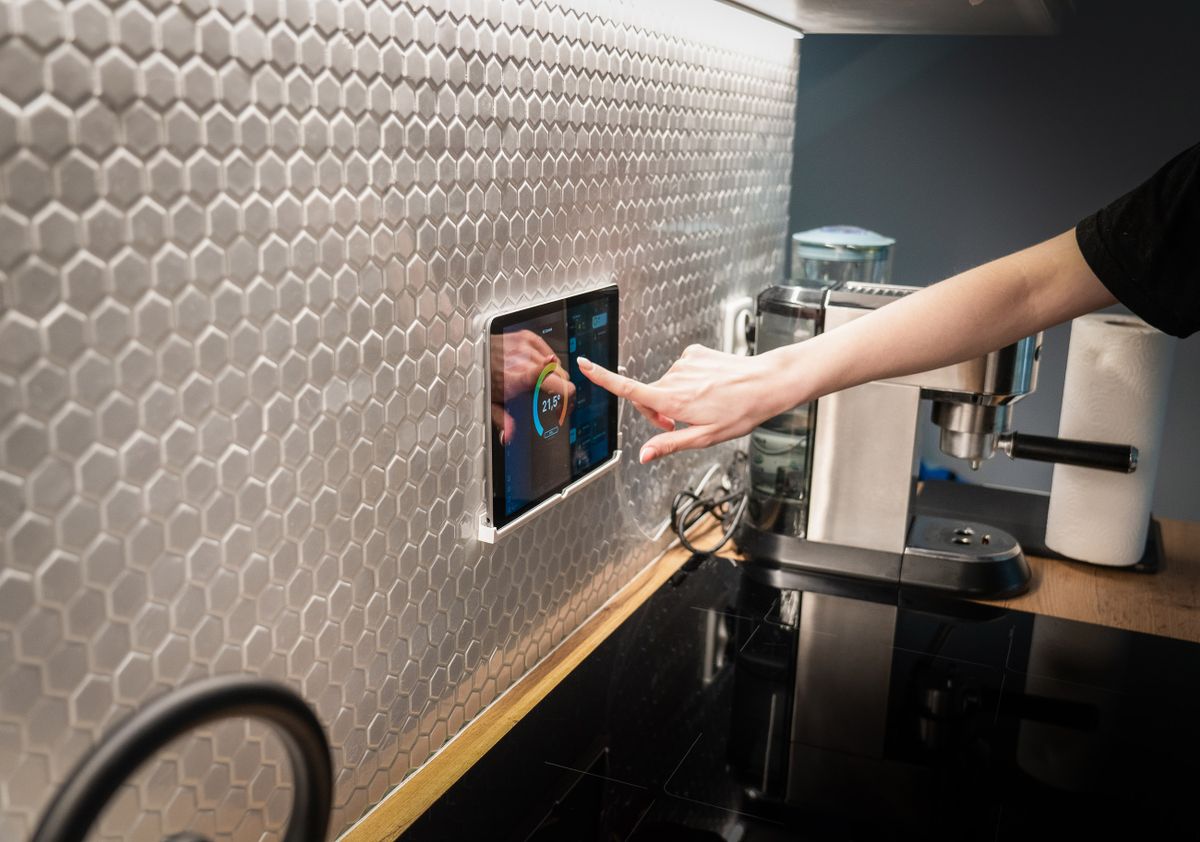 Panel táctil de control smart home integrado en una cocina moderna
