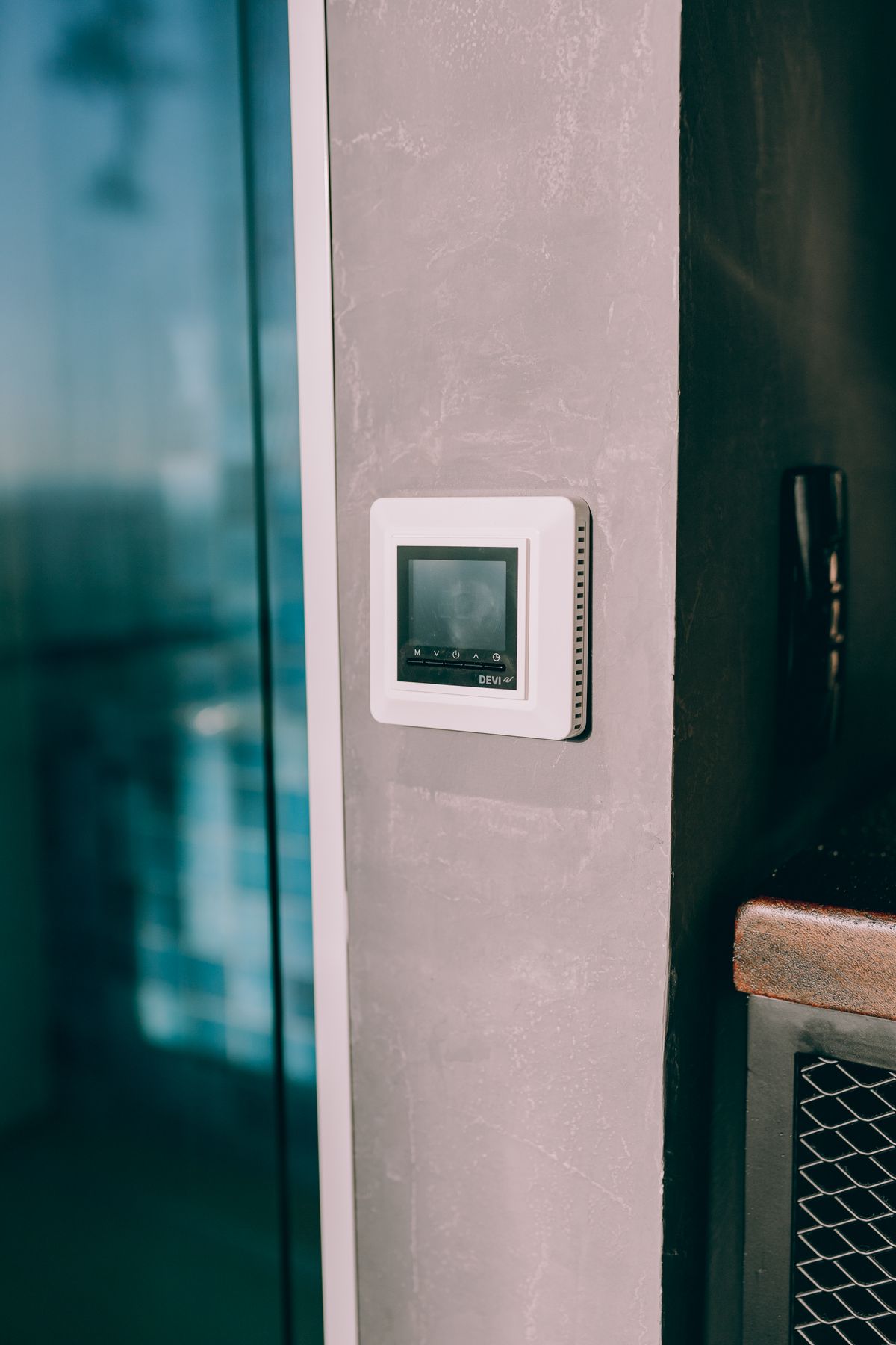 Termostato inteligente instalado en la pared de una casa moderna